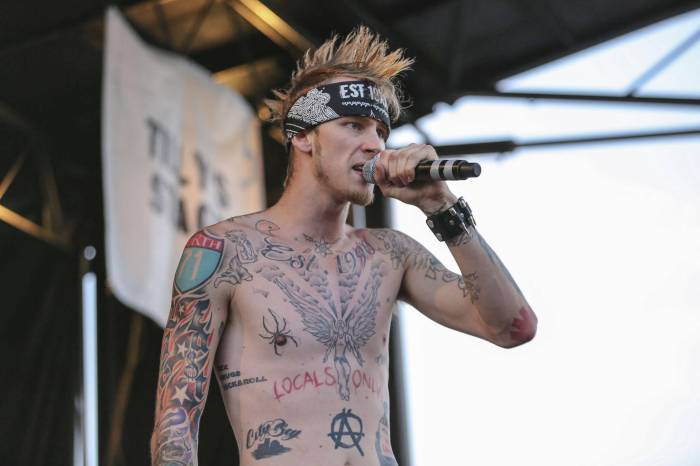 Machine Gun Kelly Tells Fans He Was 'Electrocuted' During Performance Machine Gun Kelly Tells Fans He Was 'Electrocuted' During Performance